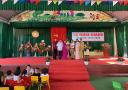 Đại biểu tặng hoa.jpg - 
